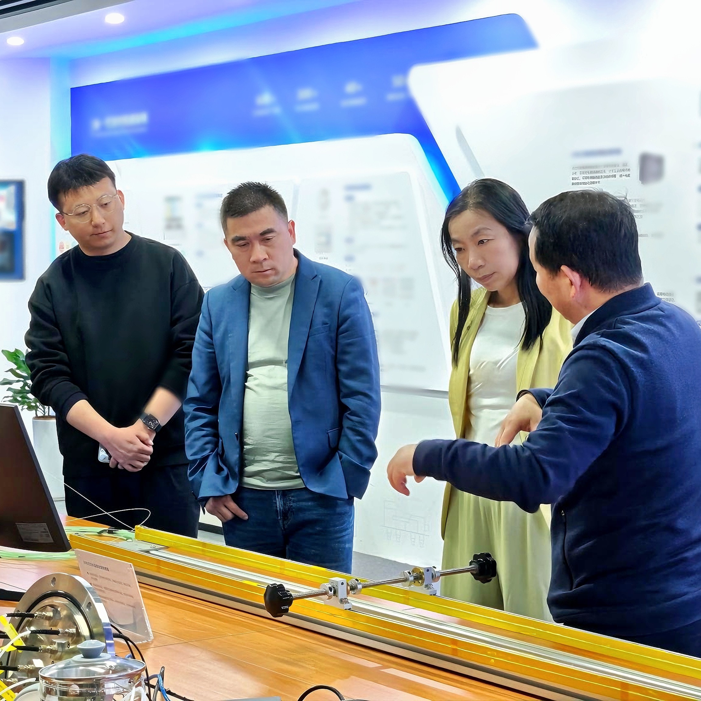 新華社上海、江蘇、安徽等地記者團赴光格科技調研人工智能發(fā)展現狀與未來(lái)趨勢